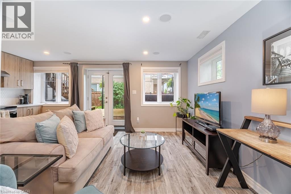 387 Gravel Ridge Trail, Kitchener, ON - Indoor Photo Showing Living Room