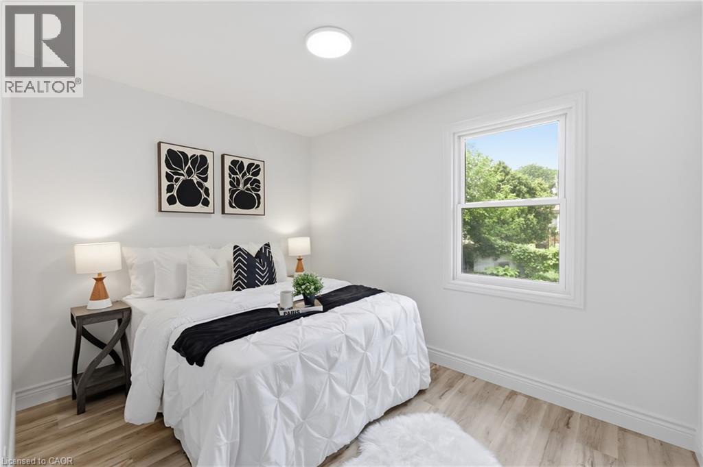 Clean white walls and a single window with white trim - 156 East 36Th Street, Hamilton, ON - Indoor Photo Showing Bedroom