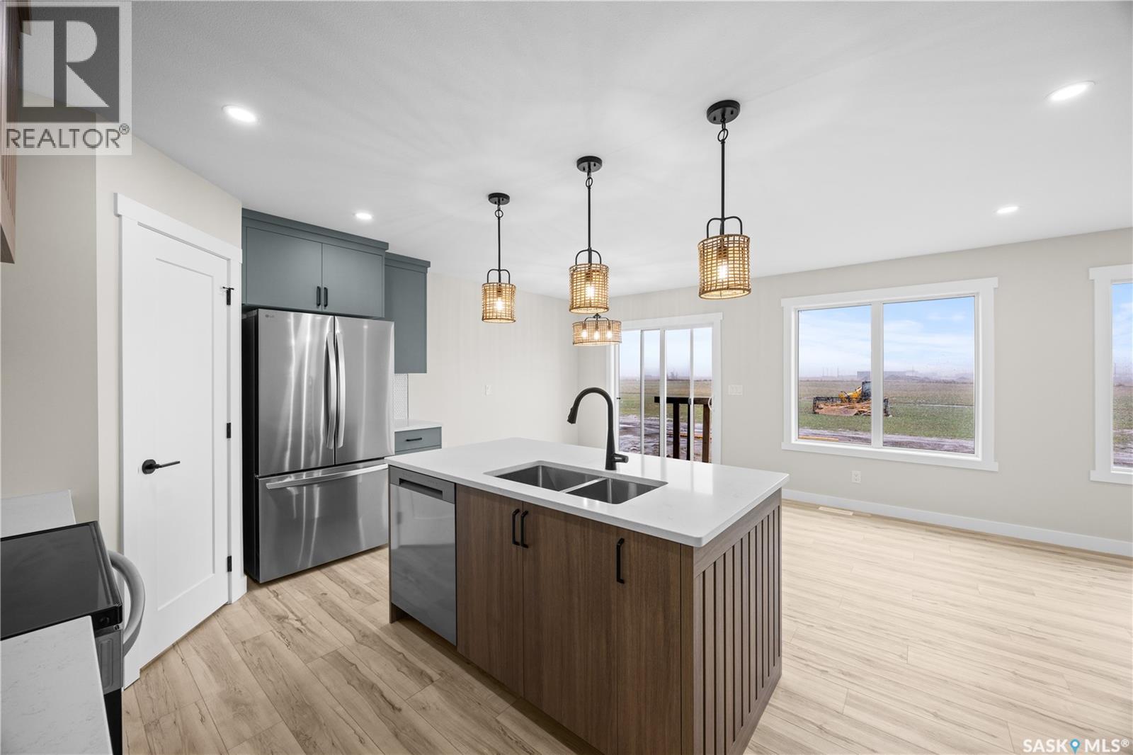 286 Froese Crescent, Warman, SK - Indoor Photo Showing Kitchen With Stainless Steel Kitchen With Double Sink With Upgraded Kitchen