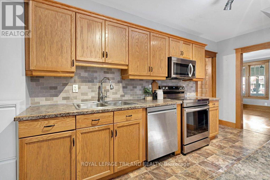 46 Rosebery Place, St. Thomas, ON - Indoor Photo Showing Kitchen With Double Sink