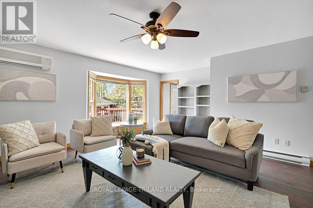 46 Rosebery Place, St. Thomas, ON - Indoor Photo Showing Living Room
