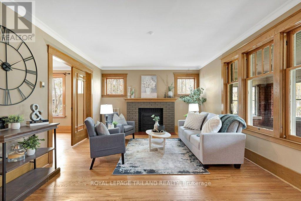 46 Rosebery Place, St. Thomas, ON - Indoor Photo Showing Living Room With Fireplace