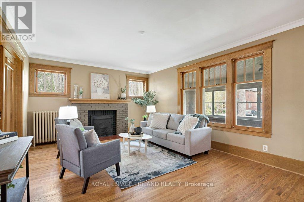46 Rosebery Place, St. Thomas, ON - Indoor Photo Showing Living Room With Fireplace