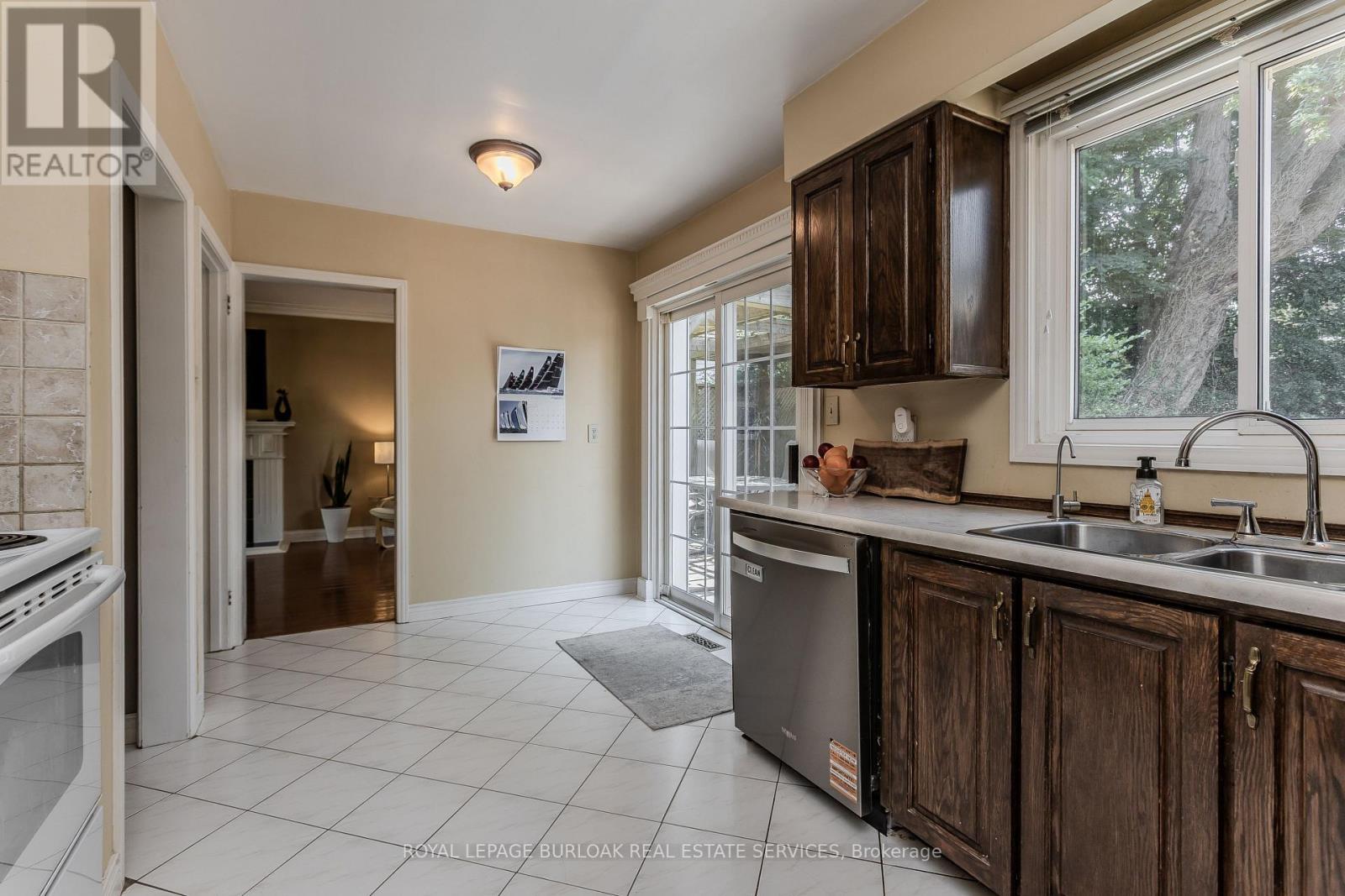 274 Belvenia Road, Burlington, ON - Indoor Photo Showing Kitchen With Double Sink