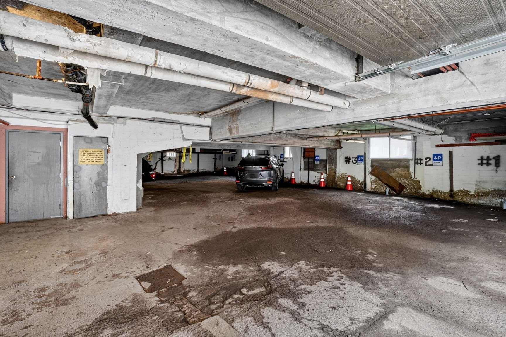 Garage - 11-4455 Av. Dupuis, Montréal (Côte-Des-Neiges/Notre-Dame-De-Grâce), QC - Indoor Photo Showing Garage