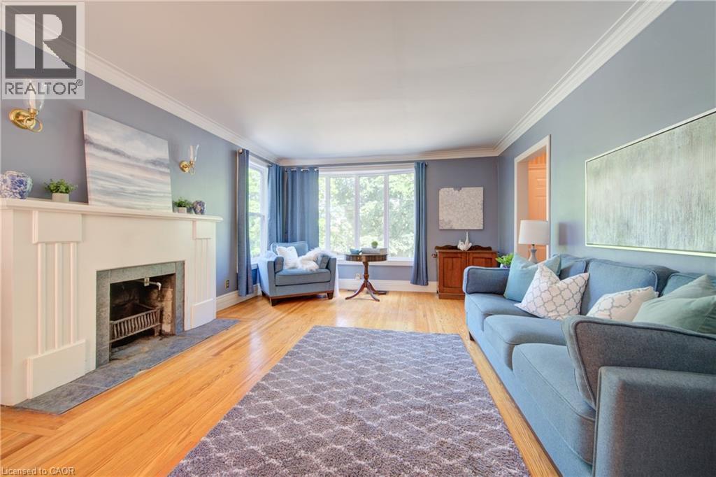 24 Forest Road, Cambridge, ON - Indoor Photo Showing Living Room With Fireplace