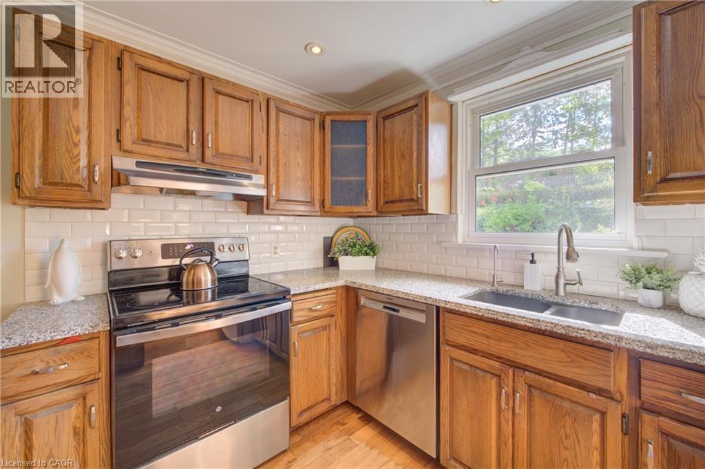 24 Forest Road, Cambridge, ON - Indoor Photo Showing Kitchen With Double Sink