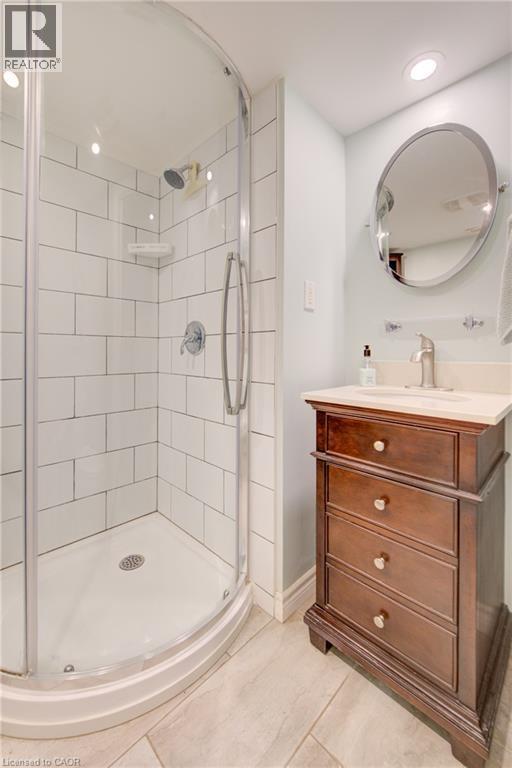 24 Forest Road, Cambridge, ON - Indoor Photo Showing Bathroom