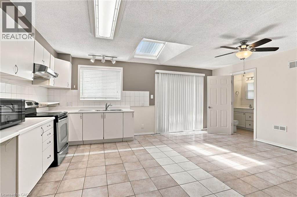 24 Hill Street, Hamilton, ON - Indoor Photo Showing Kitchen