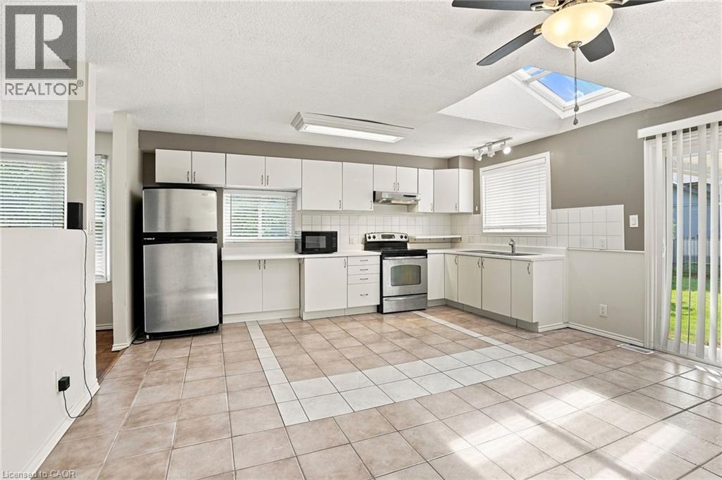 24 Hill Street, Hamilton, ON - Indoor Photo Showing Kitchen