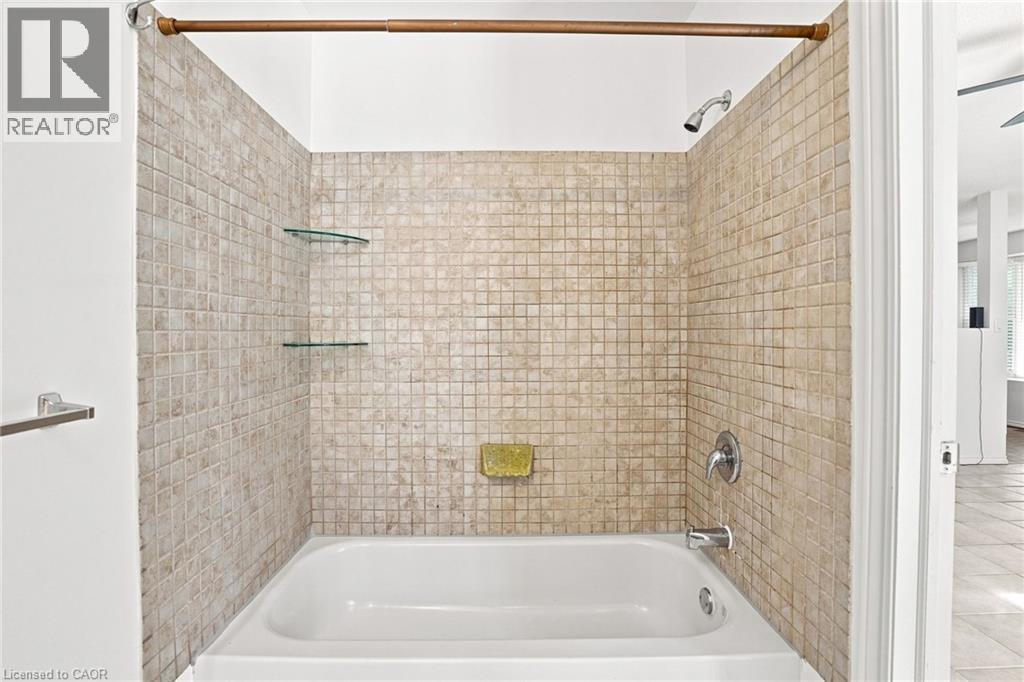 24 Hill Street, Hamilton, ON - Indoor Photo Showing Bathroom