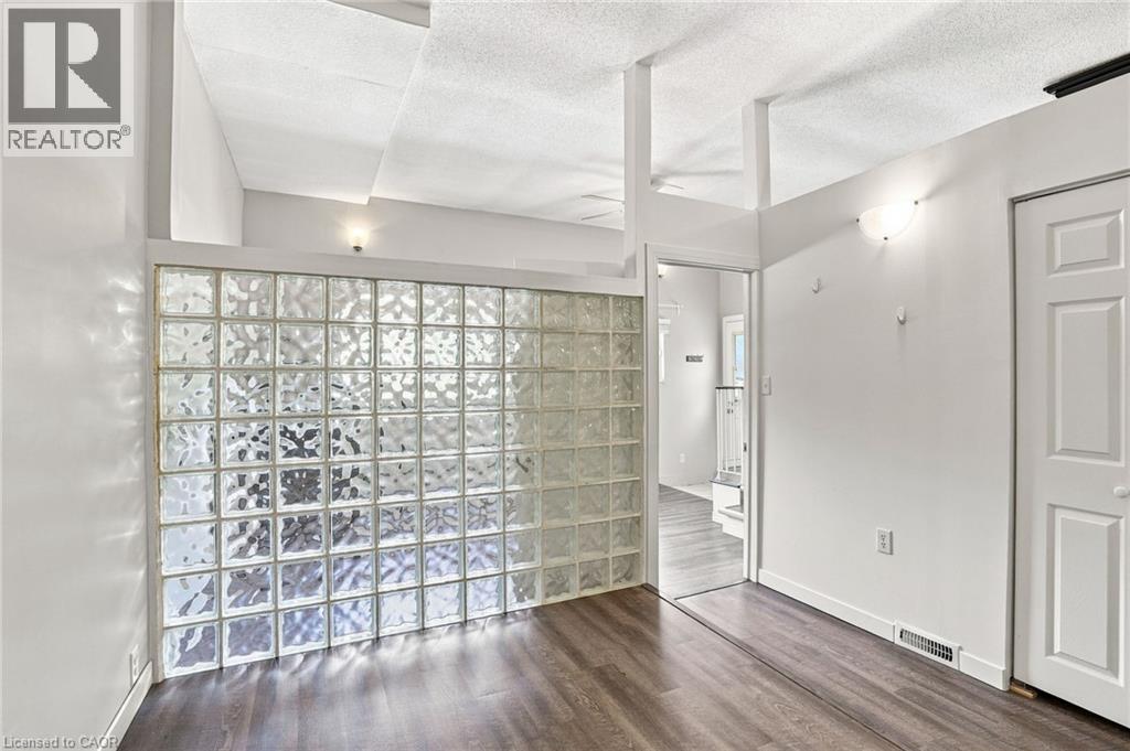 24 Hill Street, Hamilton, ON - Indoor Photo Showing Other Room