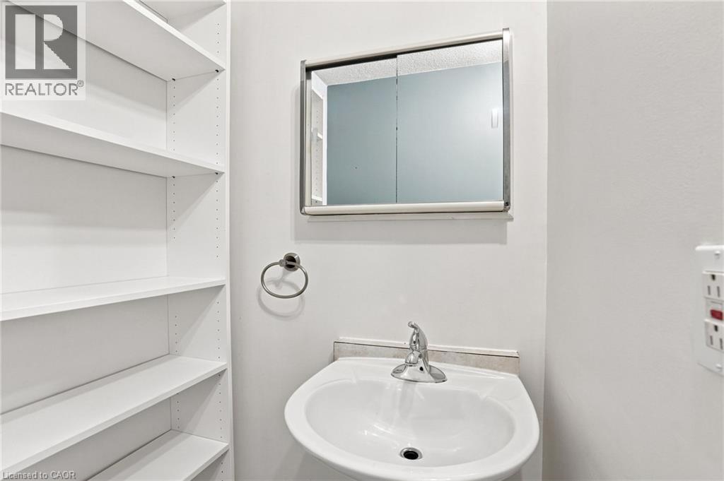 24 Hill Street, Hamilton, ON - Indoor Photo Showing Bathroom