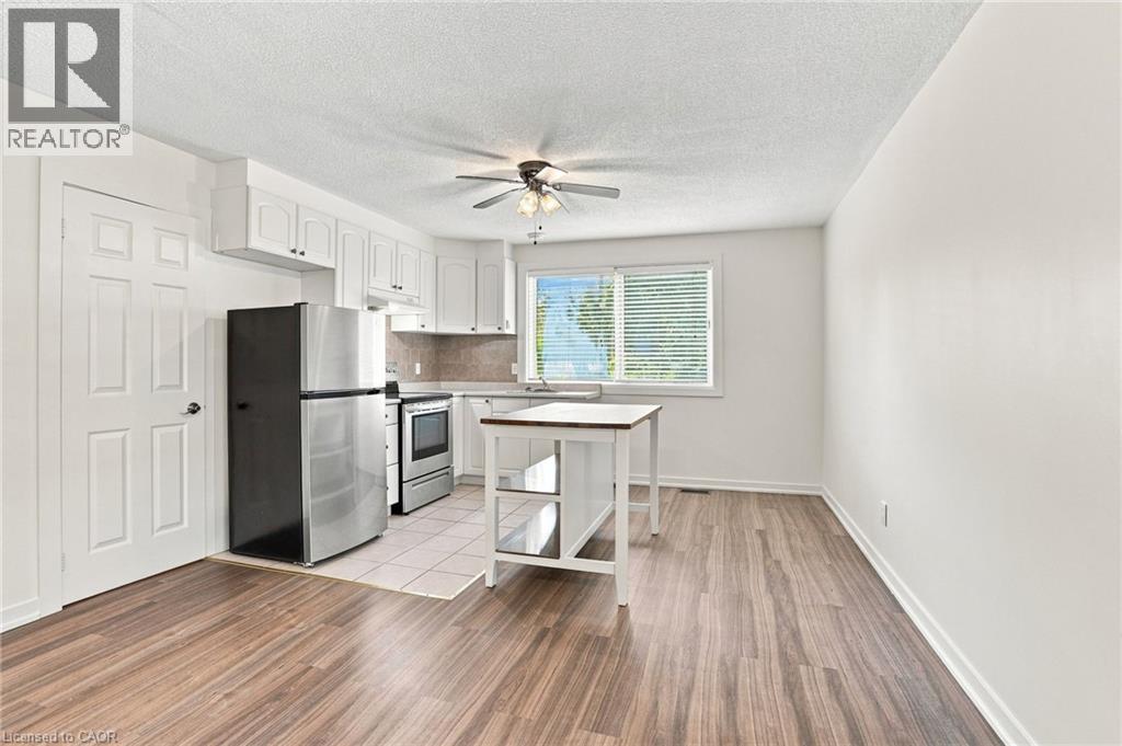 24 Hill Street, Hamilton, ON - Indoor Photo Showing Kitchen
