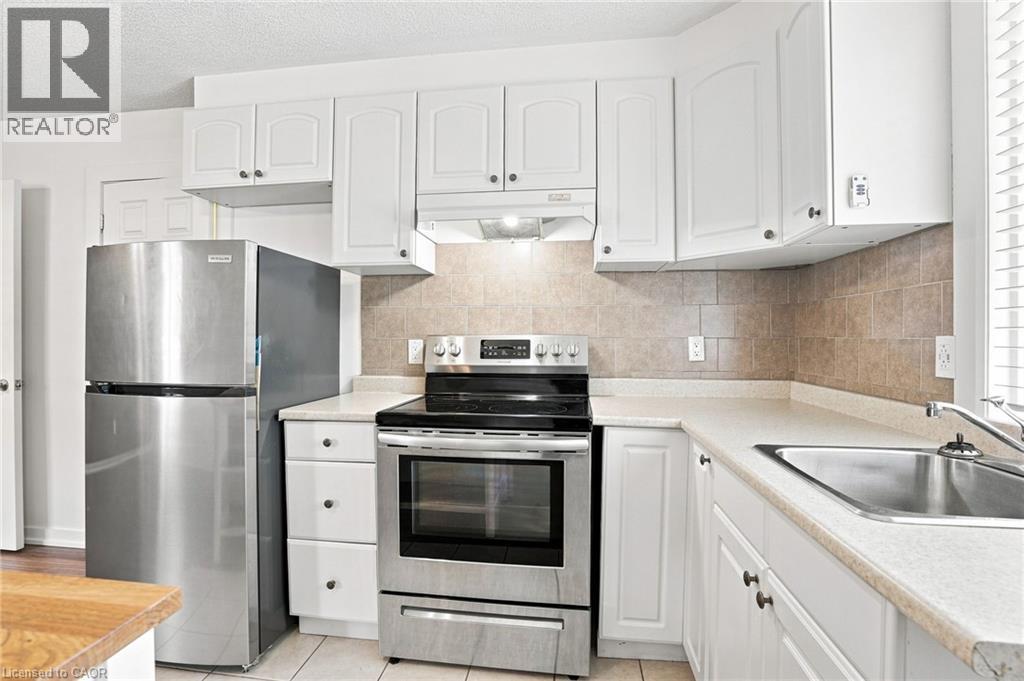 24 Hill Street, Hamilton, ON - Indoor Photo Showing Kitchen