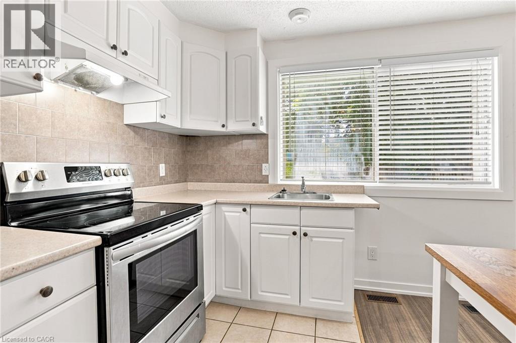 24 Hill Street, Hamilton, ON - Indoor Photo Showing Kitchen