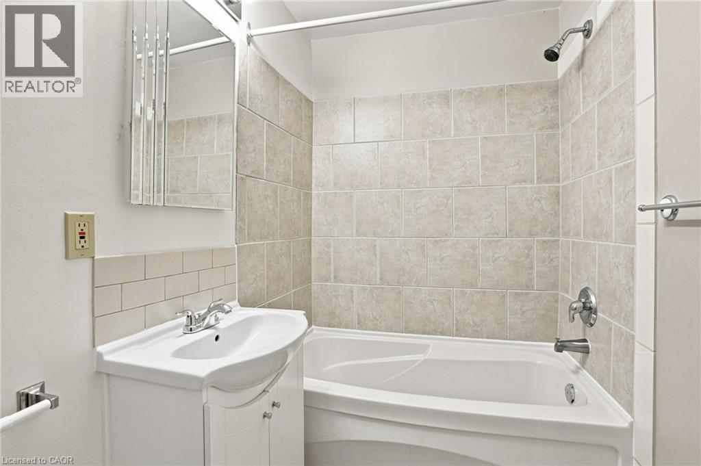 24 Hill Street, Hamilton, ON - Indoor Photo Showing Bathroom