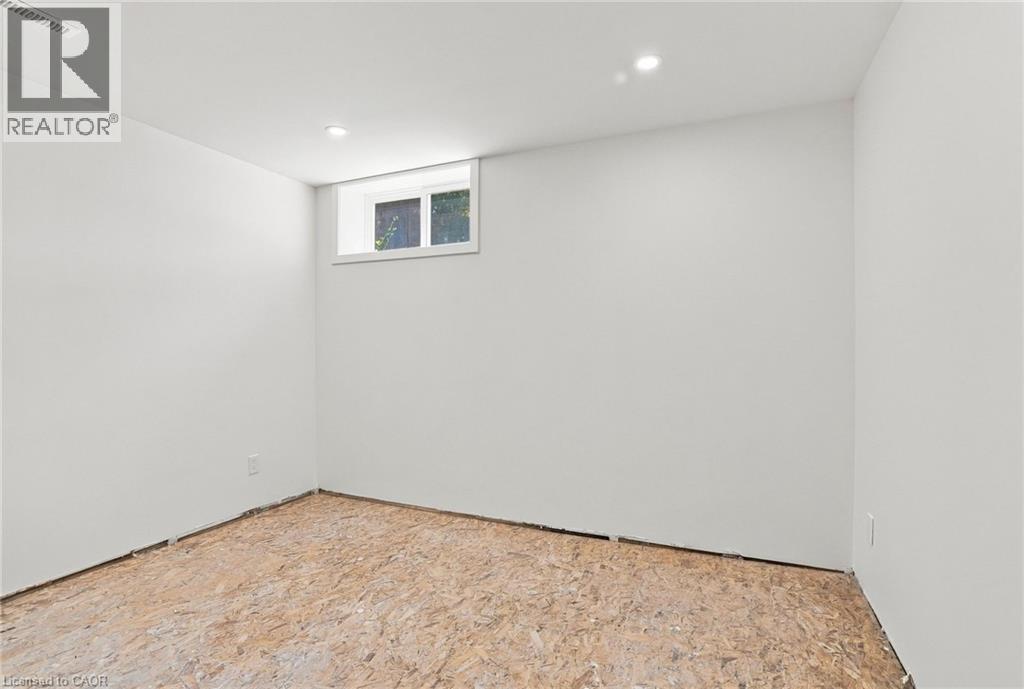 24 Hill Street, Hamilton, ON - Indoor Photo Showing Other Room