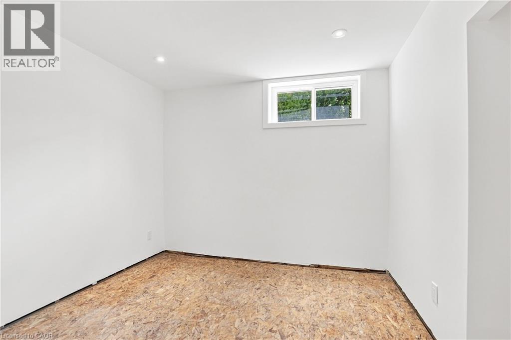 24 Hill Street, Hamilton, ON - Indoor Photo Showing Other Room