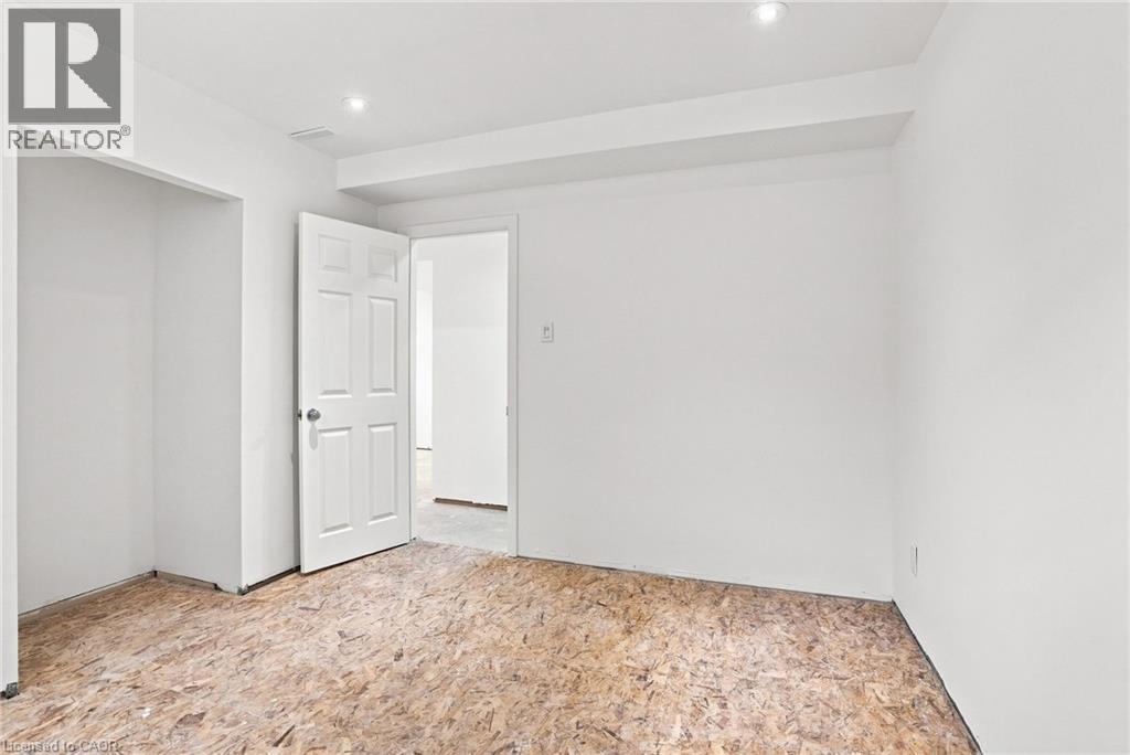 24 Hill Street, Hamilton, ON - Indoor Photo Showing Other Room