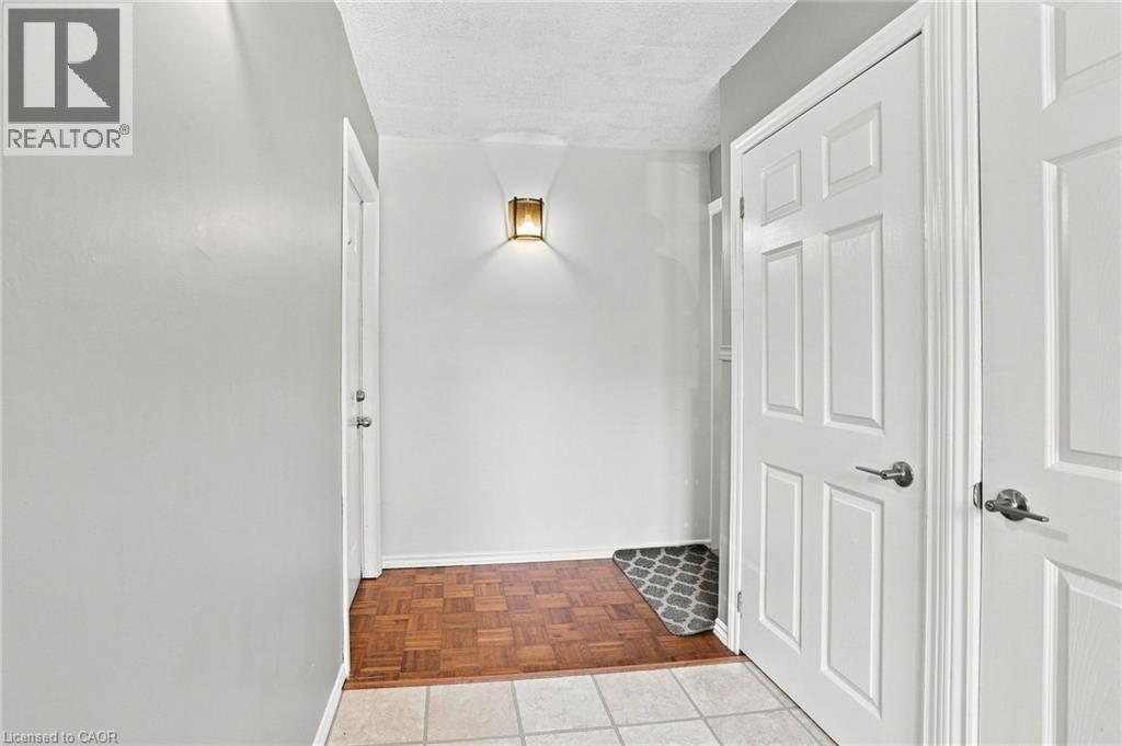 24 Hill Street, Hamilton, ON - Indoor Photo Showing Other Room