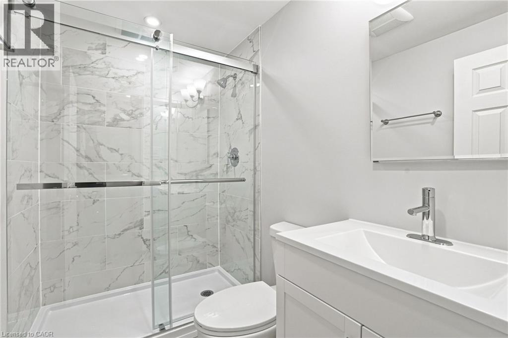 24 Hill Street, Hamilton, ON - Indoor Photo Showing Bathroom