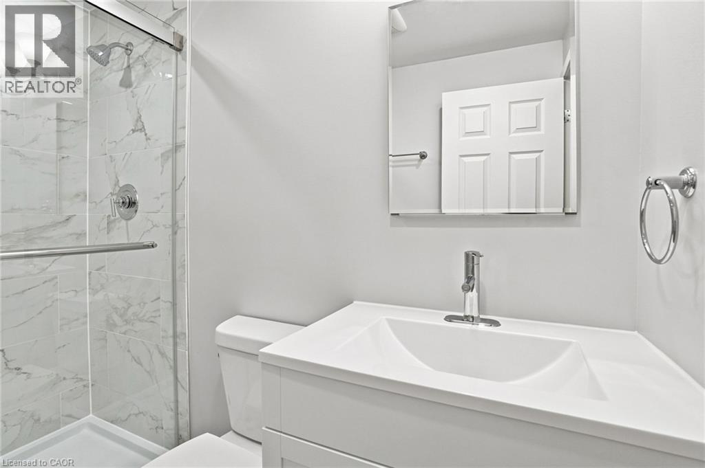 24 Hill Street, Hamilton, ON - Indoor Photo Showing Bathroom