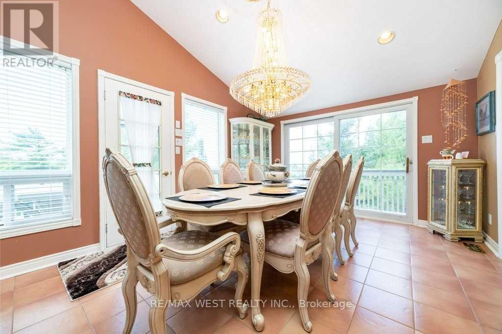 29 Milton Street, Tiny, ON - Indoor Photo Showing Dining Room