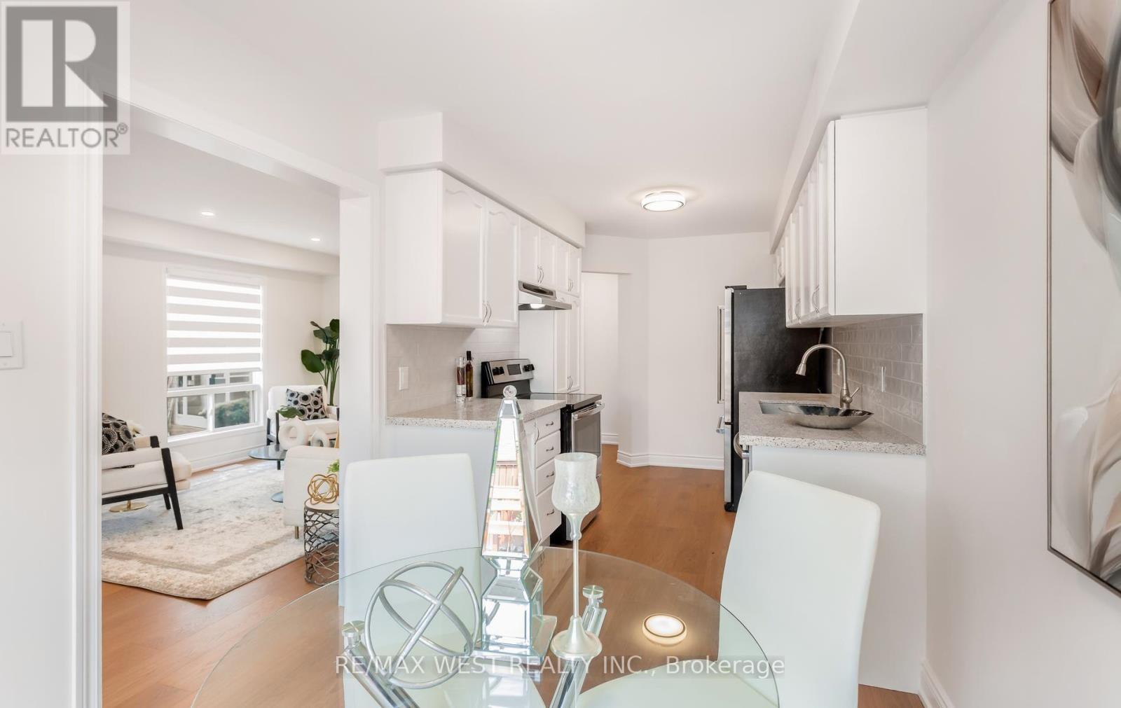 5239 Bushelgrove Circle, Mississauga, ON - Indoor Photo Showing Kitchen