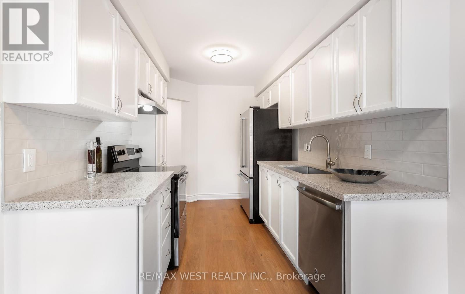 5239 Bushelgrove Circle, Mississauga, ON - Indoor Photo Showing Kitchen With Upgraded Kitchen