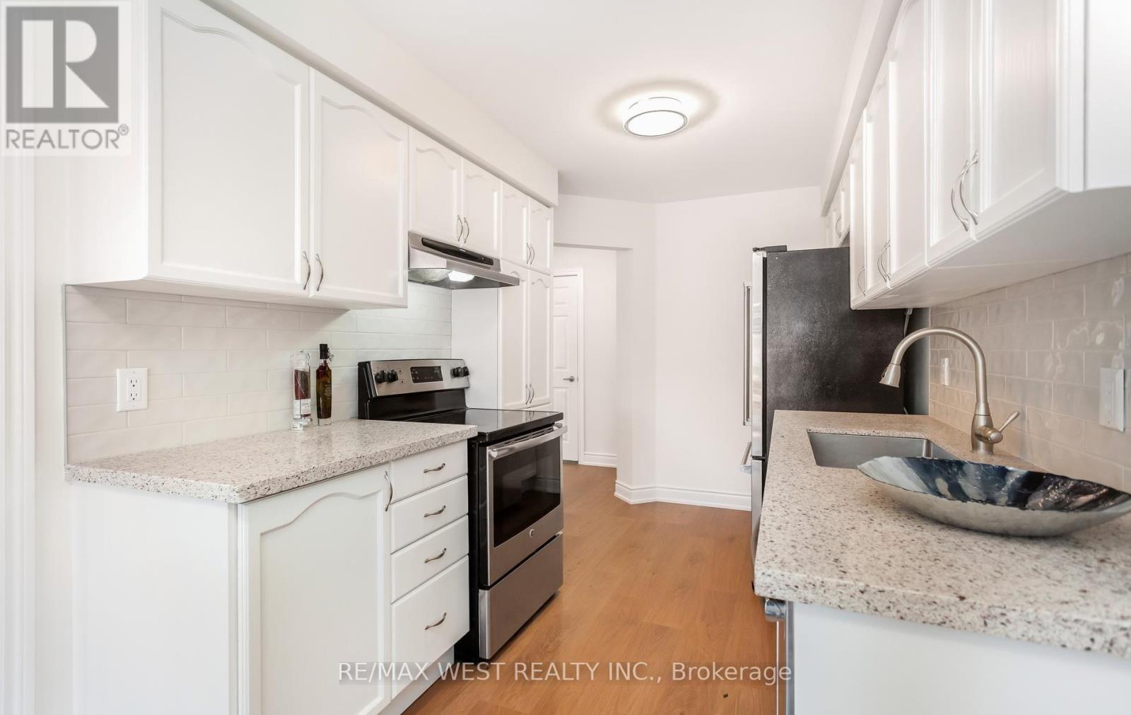 5239 Bushelgrove Circle, Mississauga, ON - Indoor Photo Showing Kitchen With Upgraded Kitchen