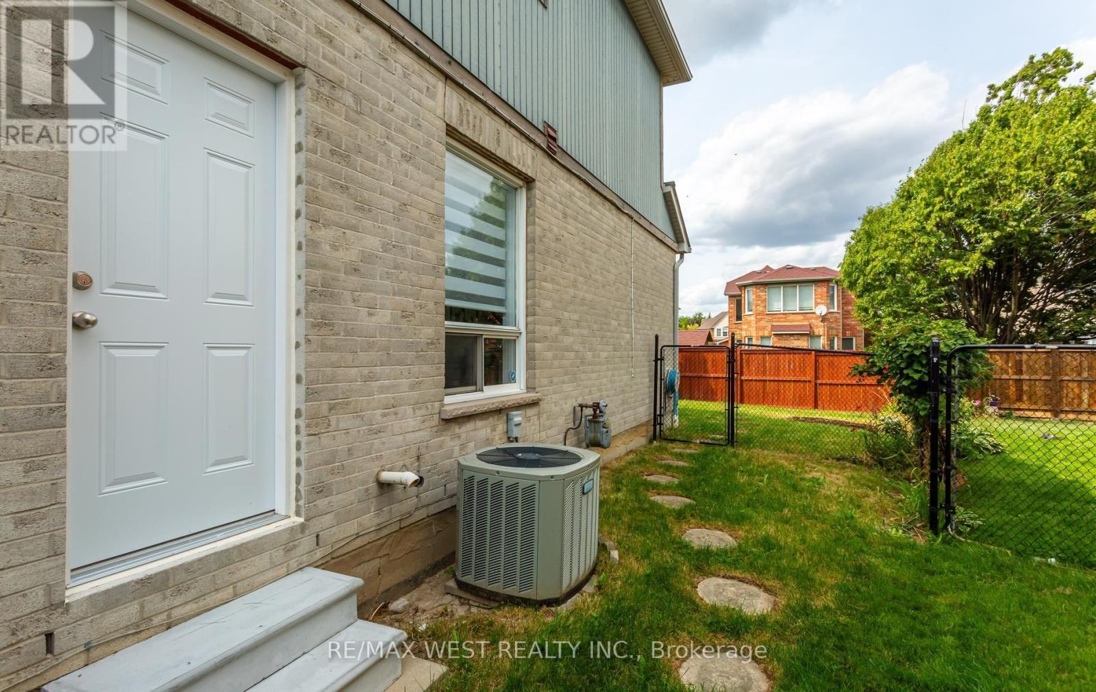 5239 Bushelgrove Circle, Mississauga, ON - Outdoor With Exterior