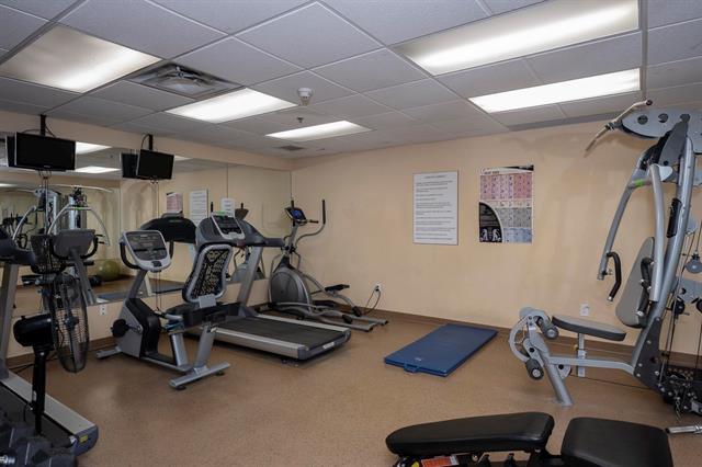 403-40 Shore St, Winnipeg, MB - Indoor Photo Showing Gym Room