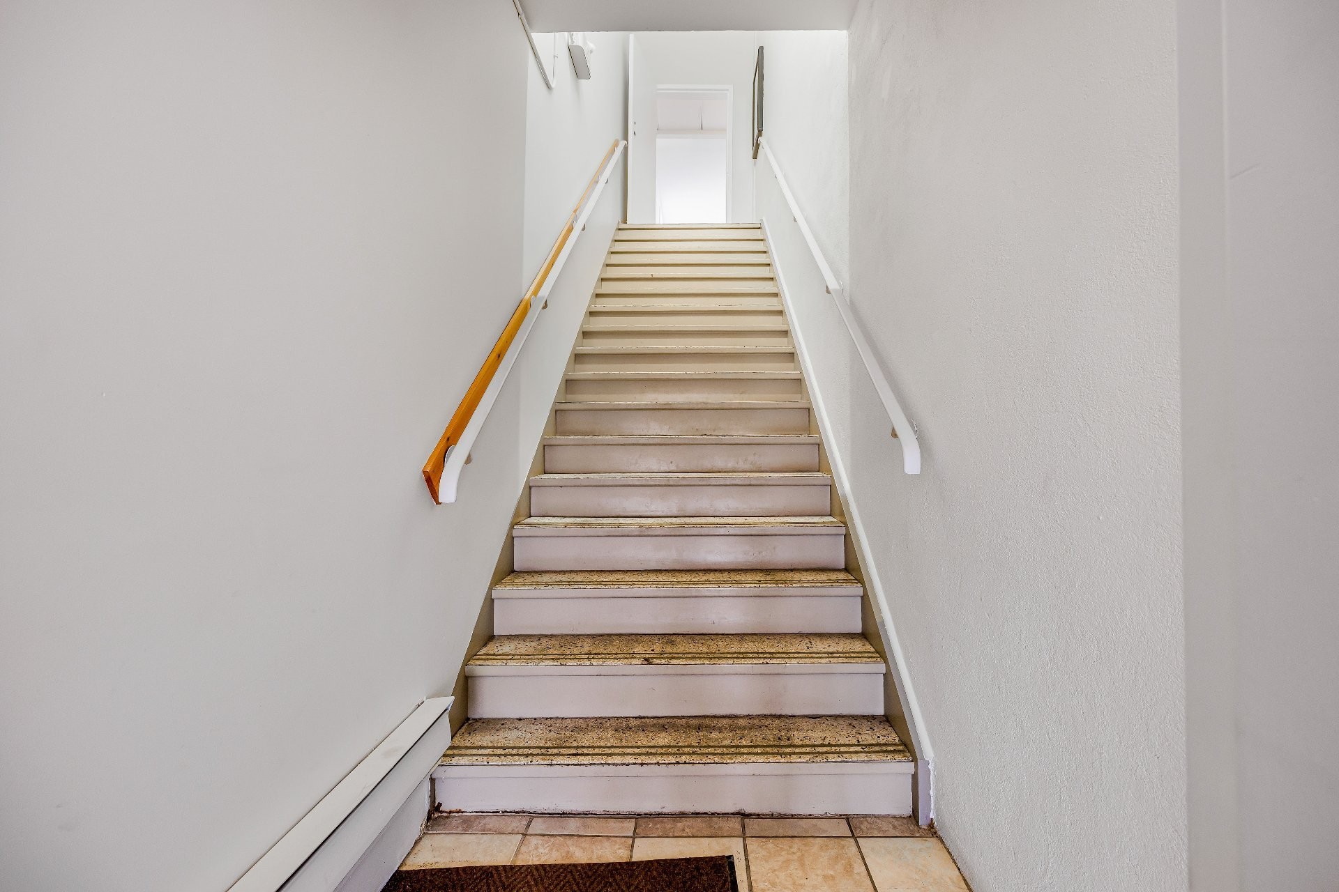 Escalier - 201-462 Rue St-Henri, La Prairie, QC - Indoor Photo Showing Other Room