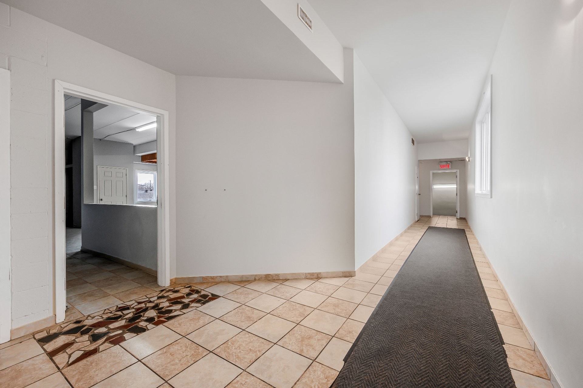 Hall d'entrée/Vestibule - 201-462 Rue St-Henri, La Prairie, QC - Indoor Photo Showing Other Room