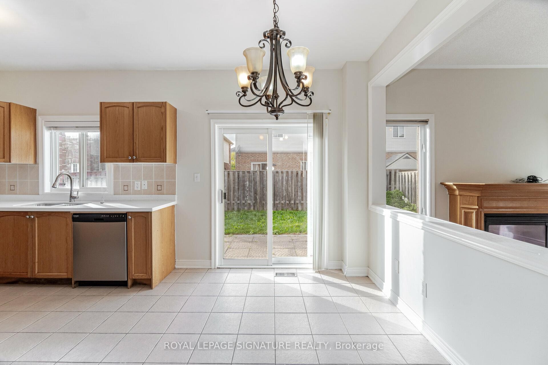 1015 Eager Road, Milton, ON - Indoor Photo Showing Kitchen