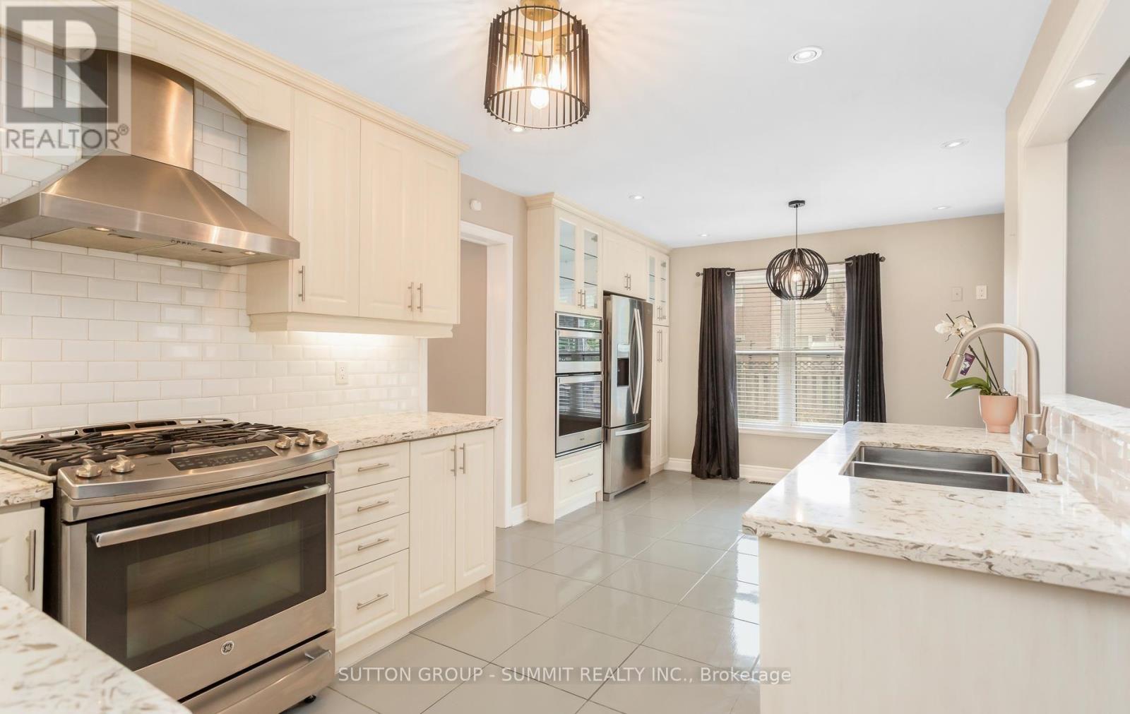7136 Baywood Court, Mississauga, ON - Indoor Photo Showing Kitchen With Double Sink With Upgraded Kitchen