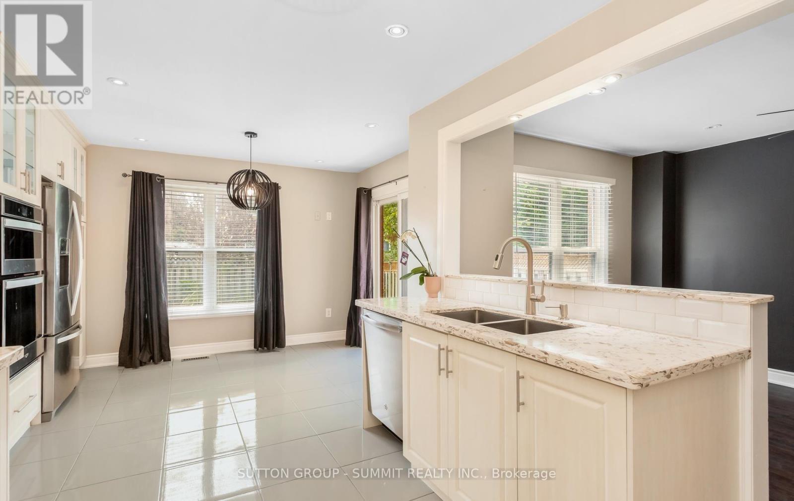 7136 Baywood Court, Mississauga, ON - Indoor Photo Showing Kitchen With Double Sink With Upgraded Kitchen