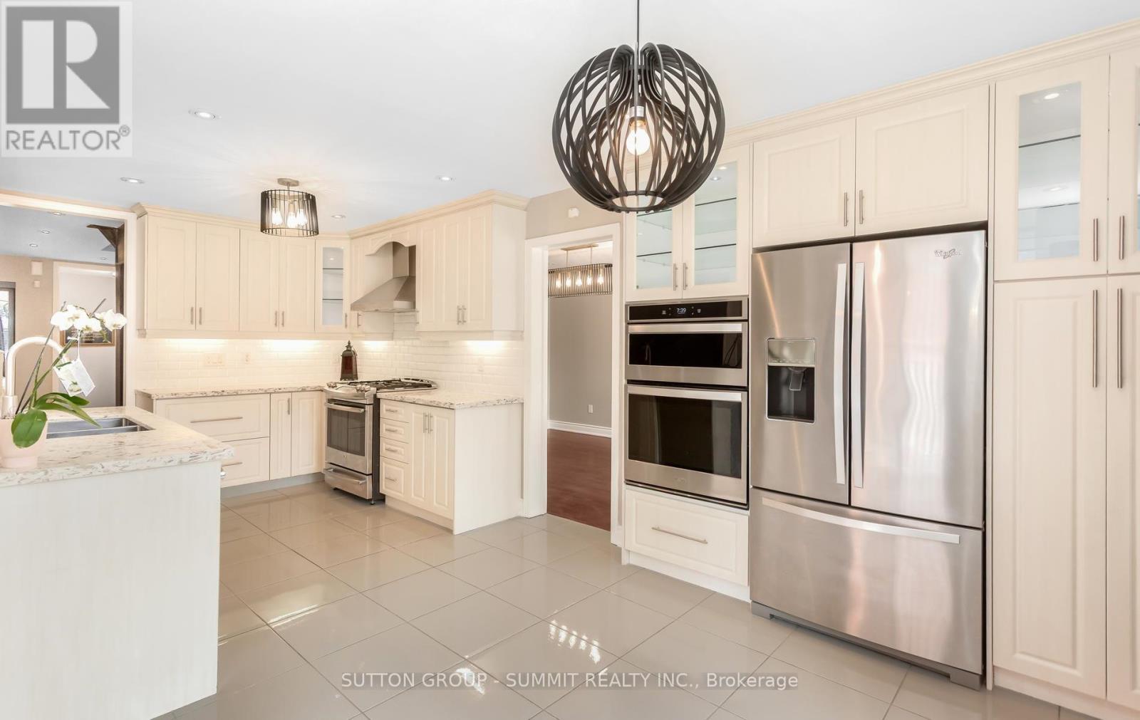 7136 Baywood Court, Mississauga, ON - Indoor Photo Showing Kitchen With Upgraded Kitchen