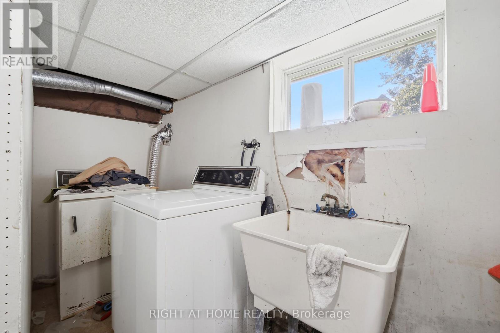 1290 Strathy Avenue, Mississauga, ON - Indoor Photo Showing Laundry Room