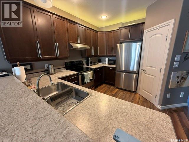 2 - 550 Southwood Drive, Prince Albert, SK - Indoor Photo Showing Kitchen With Double Sink