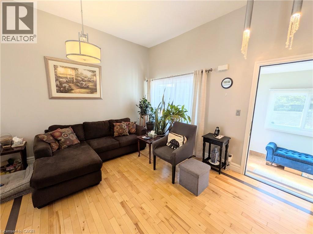 7 Campbell Avenue, Hamilton, ON - Indoor Photo Showing Living Room