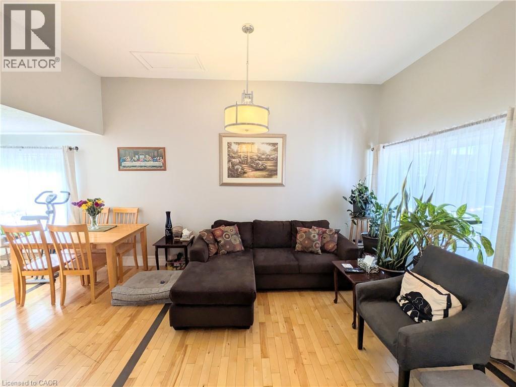 7 Campbell Avenue, Hamilton, ON - Indoor Photo Showing Living Room