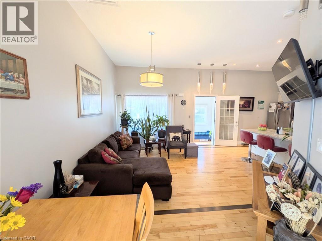 7 Campbell Avenue, Hamilton, ON - Indoor Photo Showing Living Room