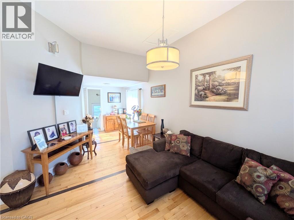 7 Campbell Avenue, Hamilton, ON - Indoor Photo Showing Living Room