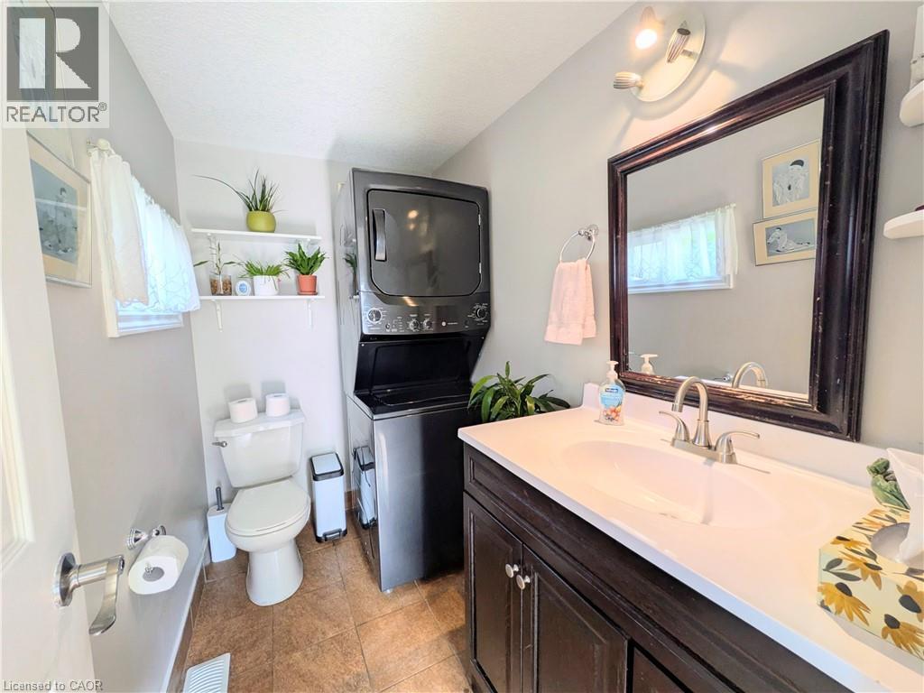 7 Campbell Avenue, Hamilton, ON - Indoor Photo Showing Bathroom