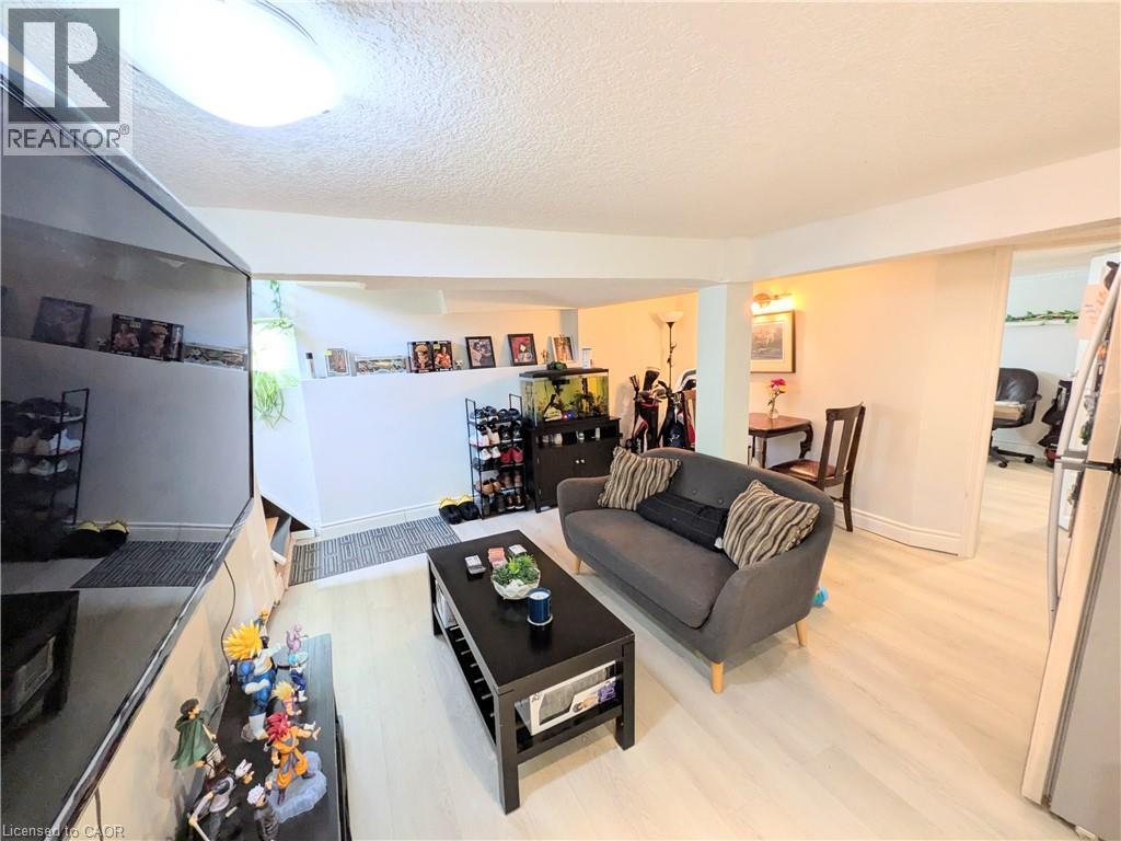 Light wood-finish flooring - 7 Campbell Avenue, Hamilton, ON - Indoor Photo Showing Living Room