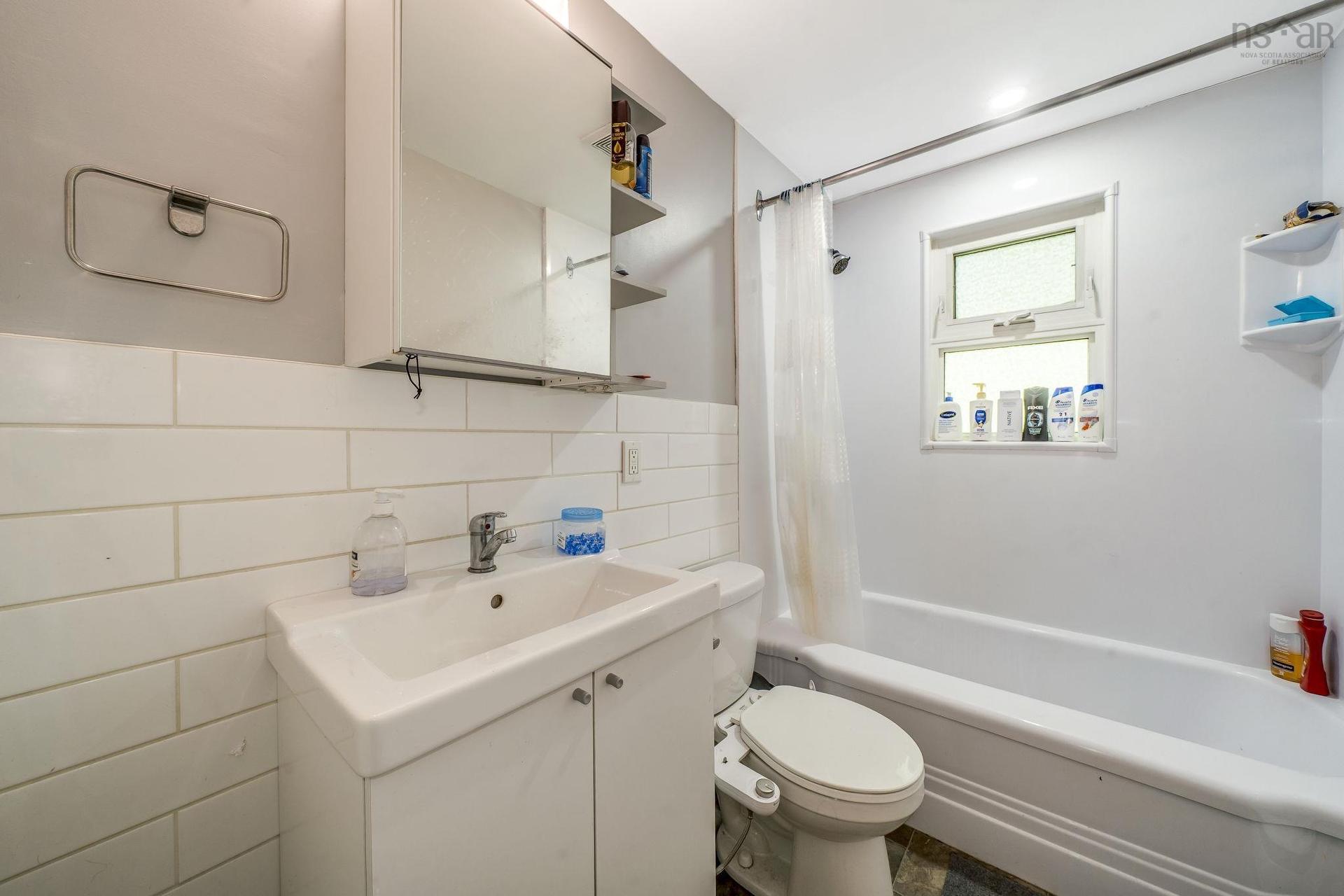 3176/78/80 Stanford Street, Halifax, NS - Indoor Photo Showing Bathroom