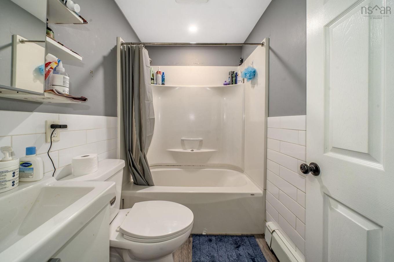 3176/78/80 Stanford Street, Halifax, NS - Indoor Photo Showing Bathroom