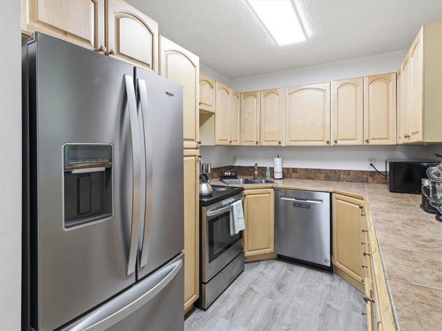 96 Gables Crt, Winnipeg, MB - Indoor Photo Showing Kitchen